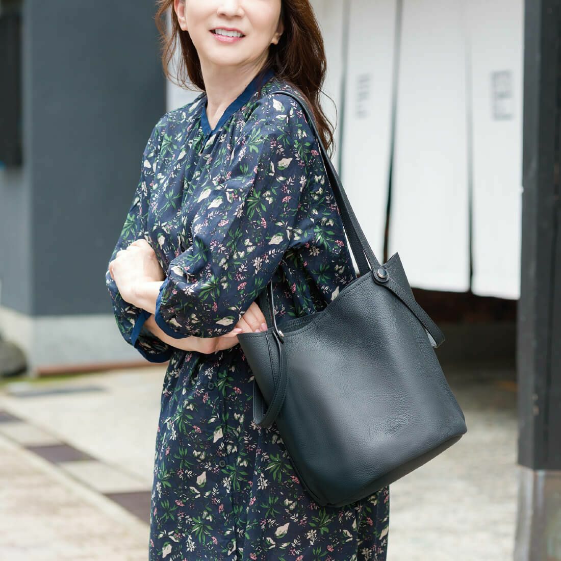 巾着ポーチ付き2wayシュリンクレザーハンドバッグ