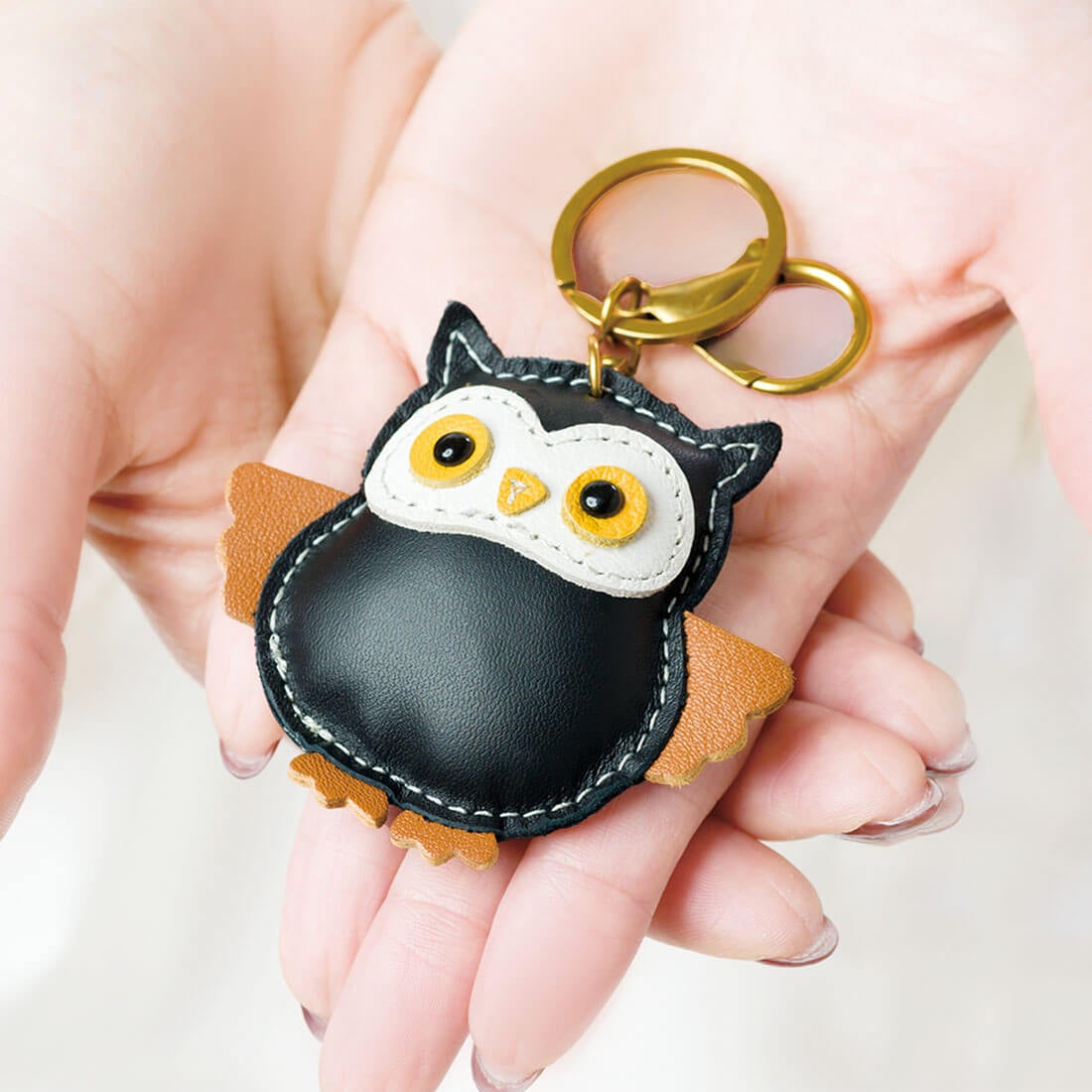 フクロウモチーフレザーキーホルダー