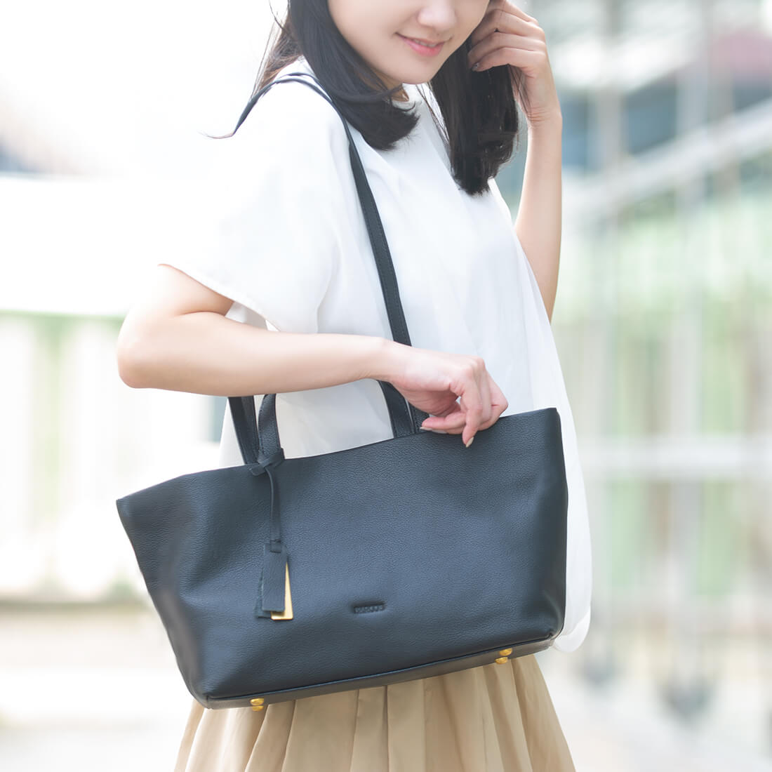 チャーム付き2wayレザートート